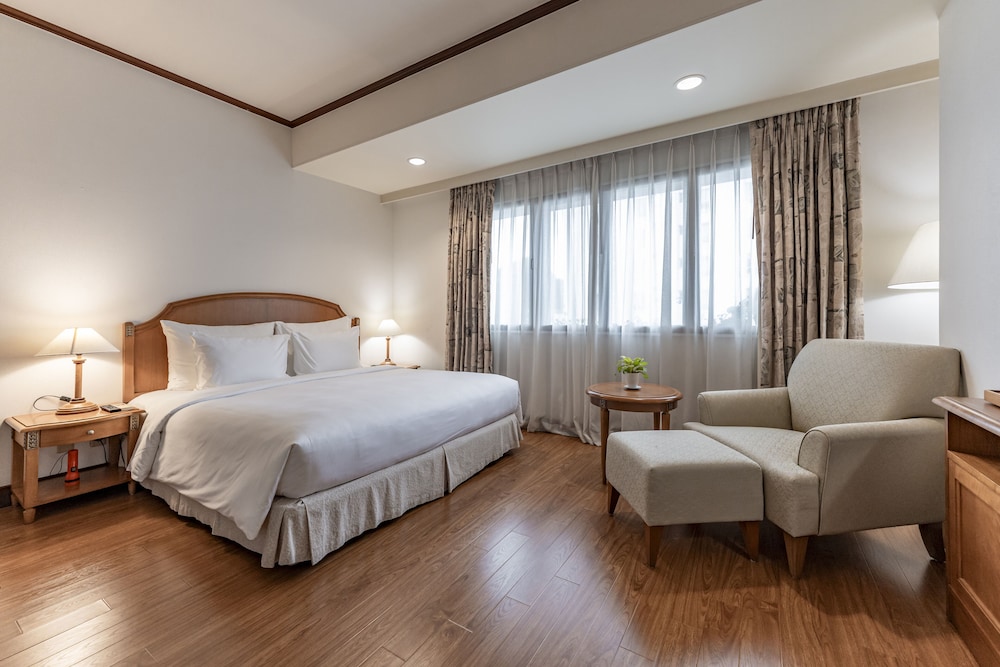 Deluxe Suite, 4 Bedrooms, Kitchen, City View