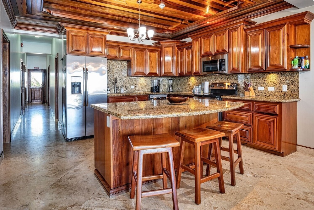 Luxury Condo photo 2
