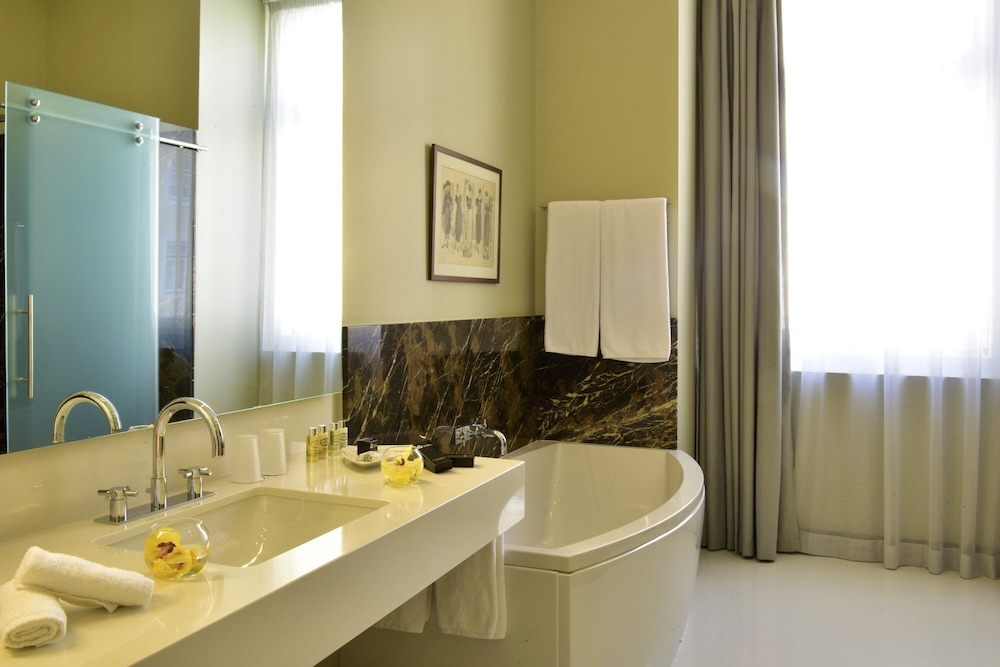 Suite (King Size Bed) thumbnail 6