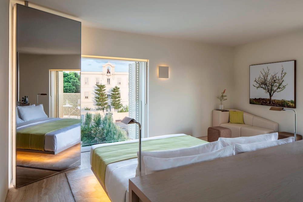 Junior Suite, 1 King Bed, Balcony, Partial Sea View (Corner)