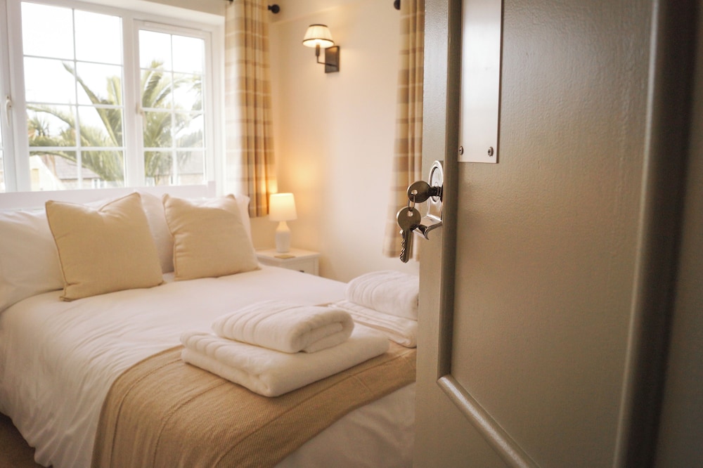 Economy Double Room, Private Bathroom, Courtyard View photo 2
