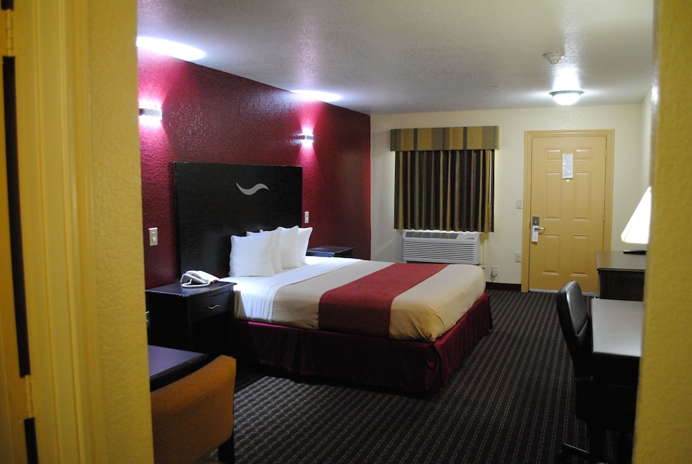 Standard Room, 1 King Bed, Smoking photo 2