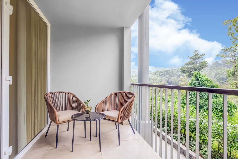 Premium King Room - Photo 7