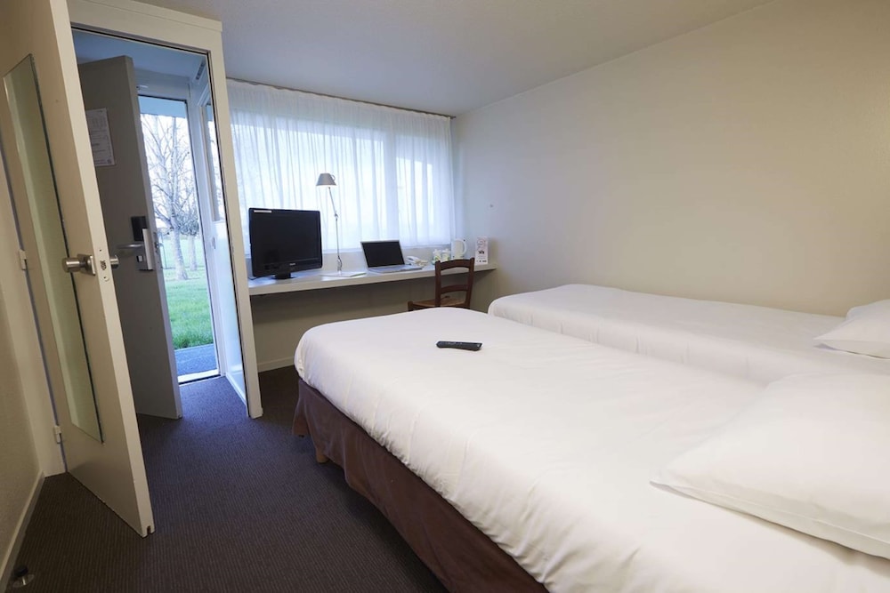 Standard Room, 2 Twin Beds - Photo 6