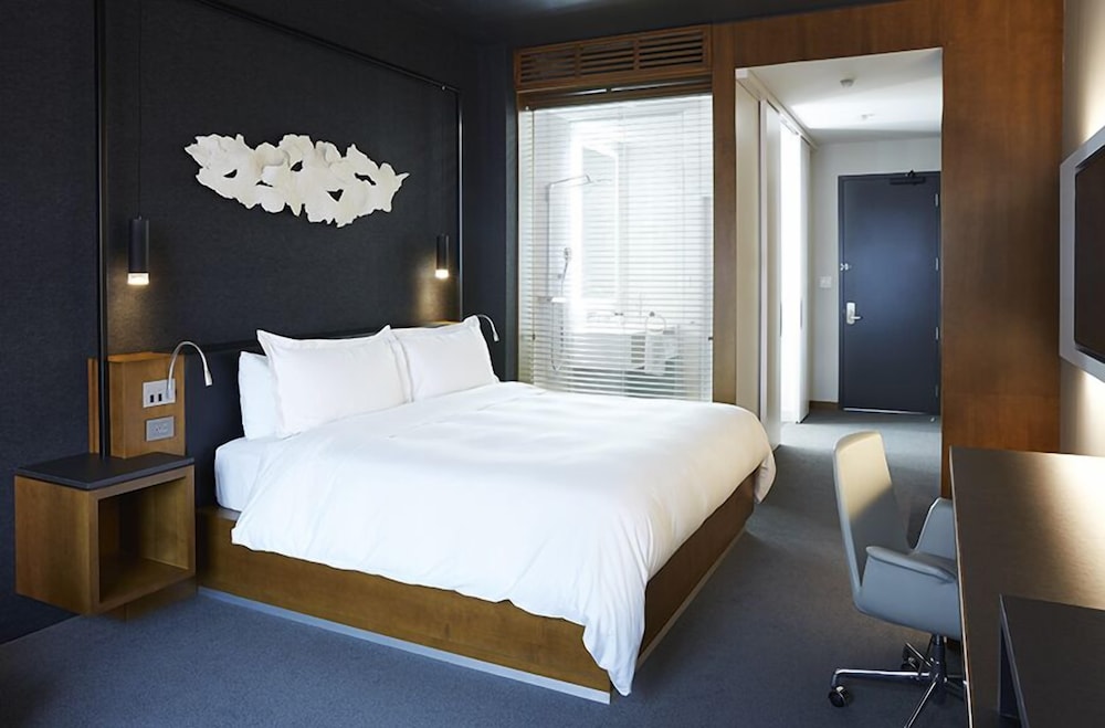 Signature Room, 1 King Bed - Photo 3