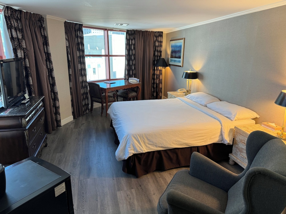 Deluxe Room, 1 King Bed photo 1