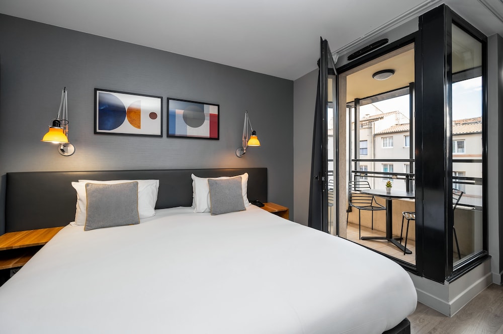 Studio Apartment with Balcony photo 1