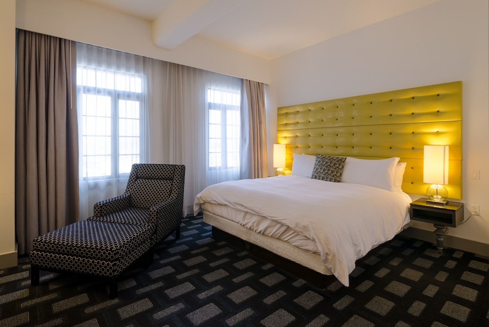 One King Bed, Accessible (Maverick Room) - Photo 3