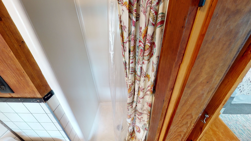 Economy Studio, 1 King Bed (Cottage 12 or 14) photo 3