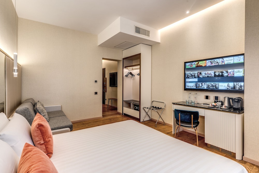 Executive Room thumbnail 5