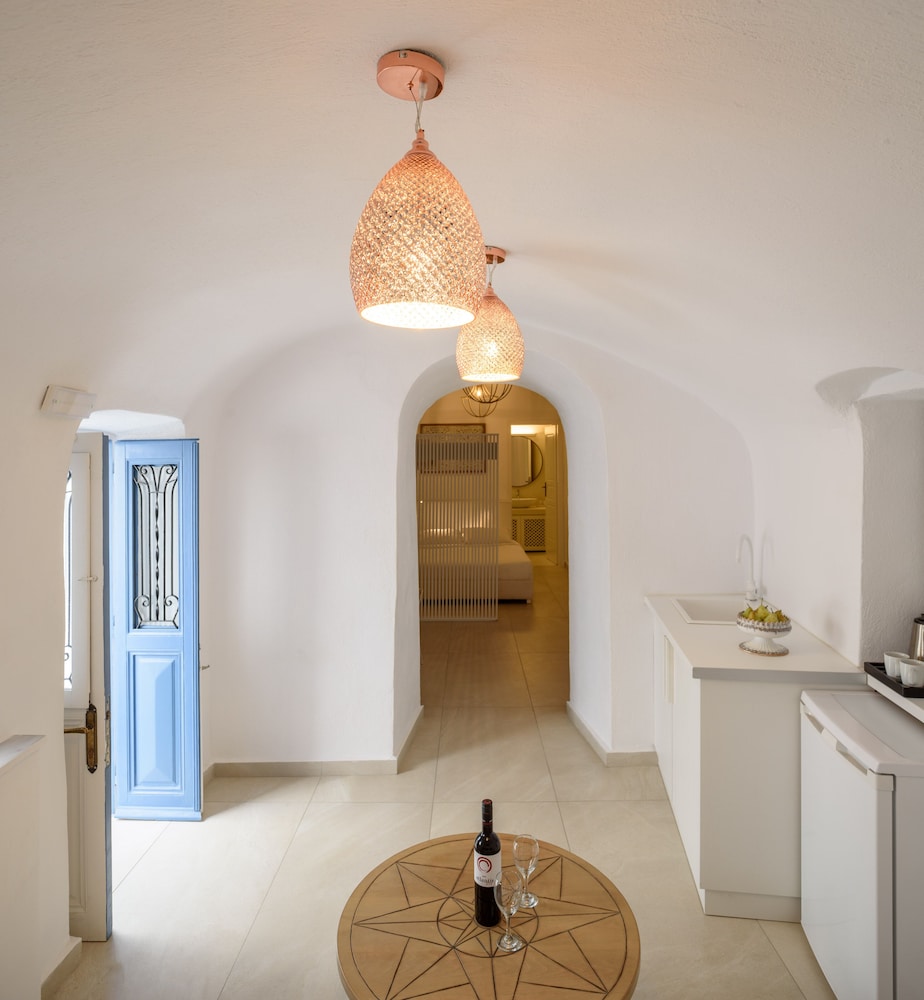 Apartment, 1 Bedroom (Cave, Outdoor Hot Tub) - Photo 2