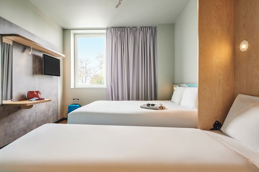Standard Room, Multiple Beds, Mezzanine photo 3