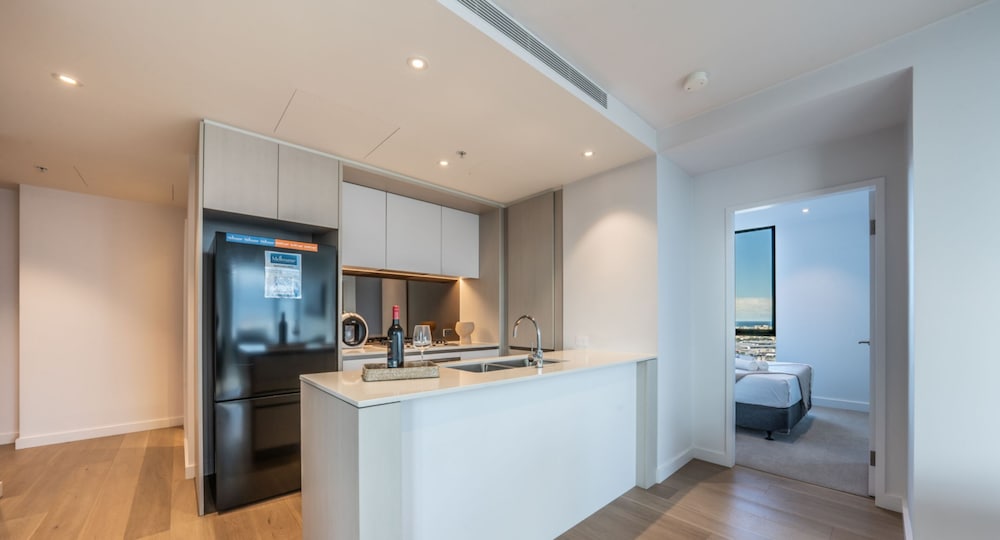 Two-Bedroom Two-Bathroom + Study Apartment with Harbour View - Photo 5