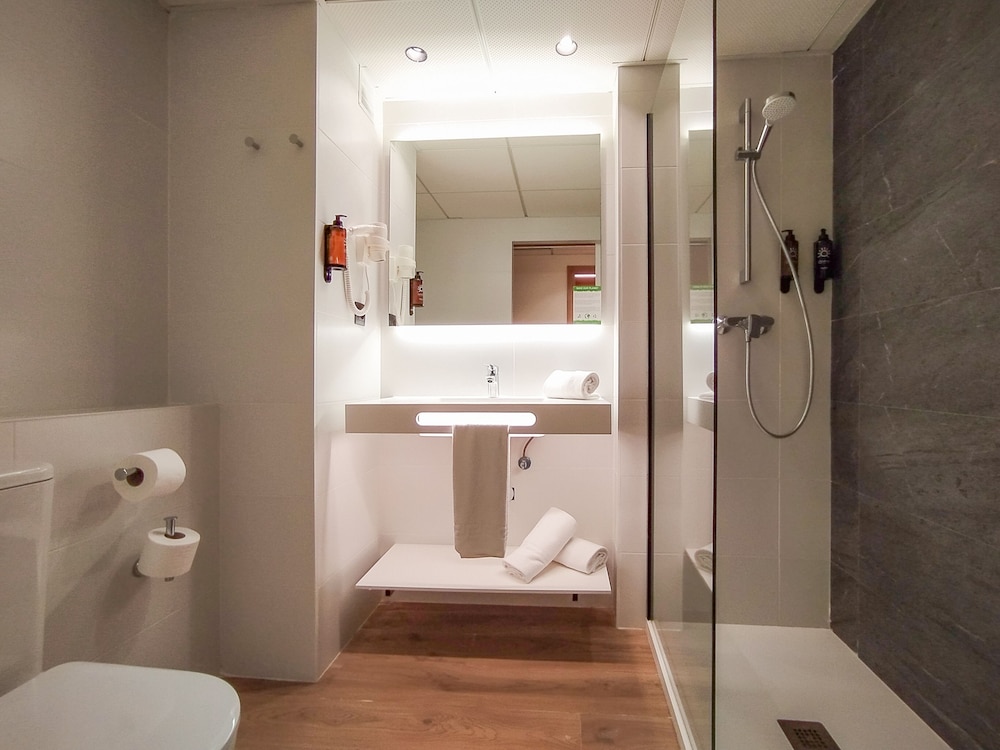 Quadruple Room (3 adults and 1 child) - Photo 4