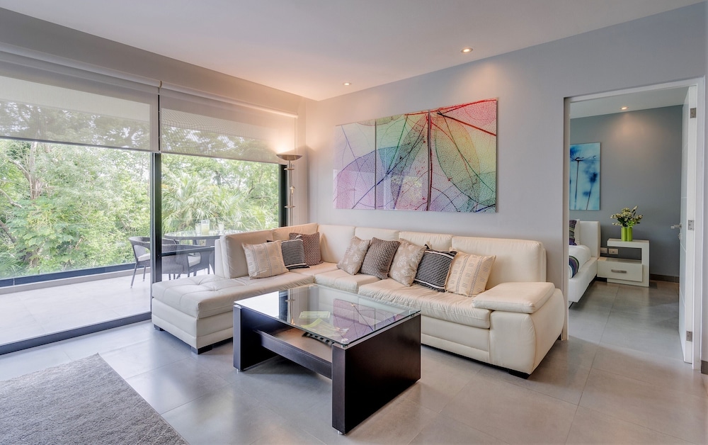 Deluxe Condo, 2 Bedrooms, Balcony, Golf View (Hole In One Condo)