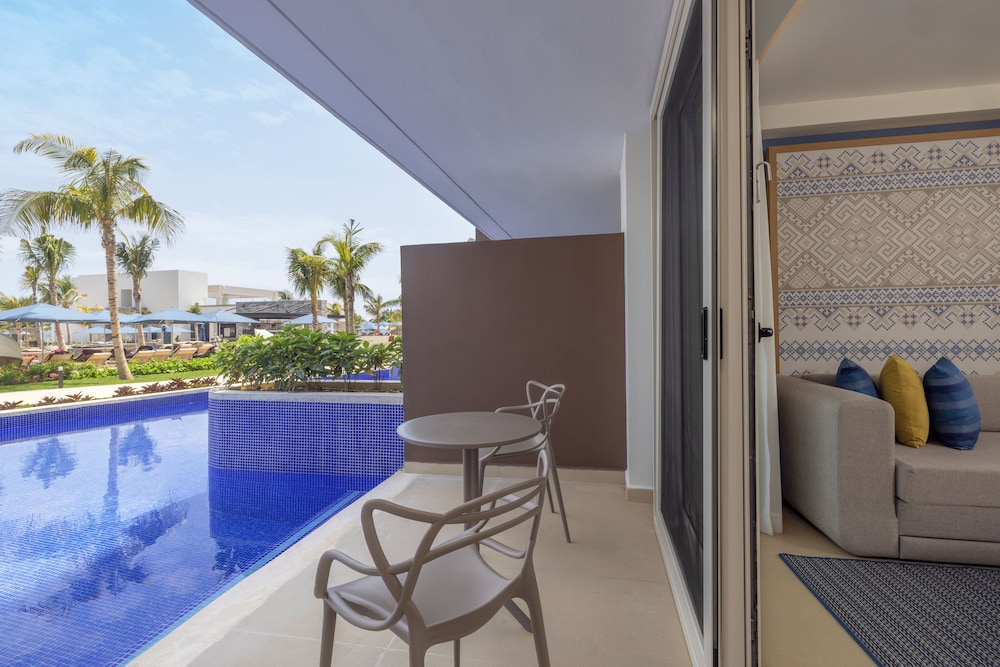Luxury Junior Suite Swim Out - Photo 4