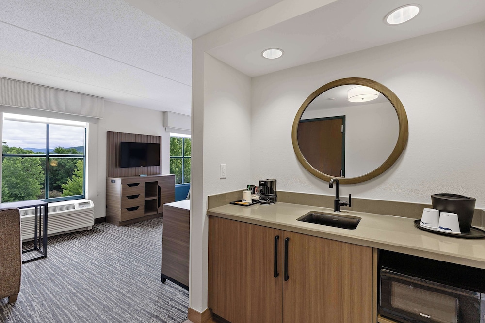 Suite, One King Bed, Non-Smoking - Photo 4