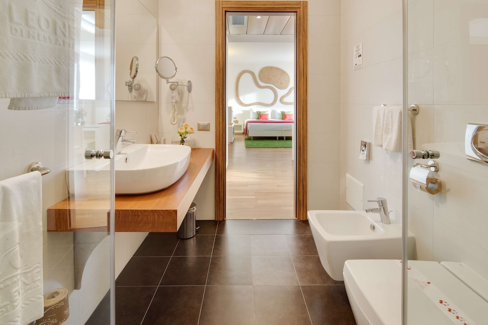 Standard Room, 1 King Bed - Photo 5