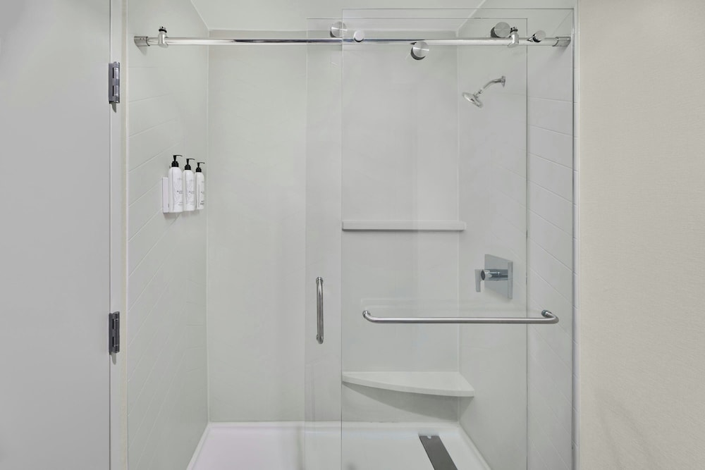 Room, 1 King Bed (Hearing Accessible) - Photo 5