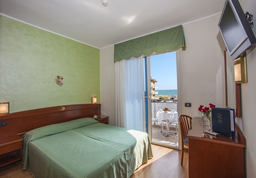 Standard Double or Twin Room, Partial Sea View (Private Beach Access) photo 1