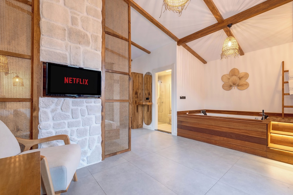 Junior Suite, Jetted Tub, Pool View photo 3
