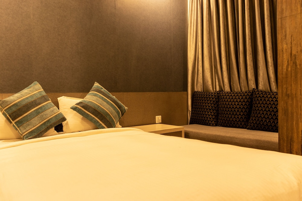 Deluxe Apartment, 3 Bedrooms, Kitchenette, City View photo 2