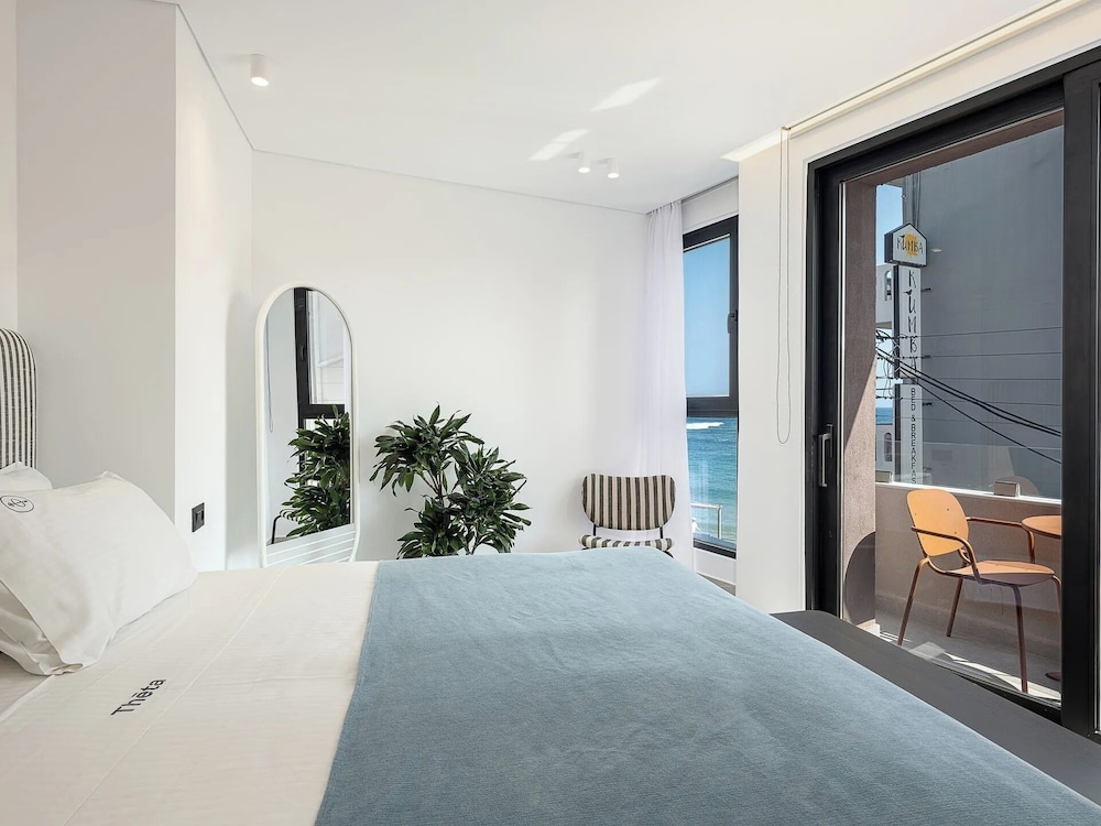 Deluxe Double Room, Partial Sea View photo 2