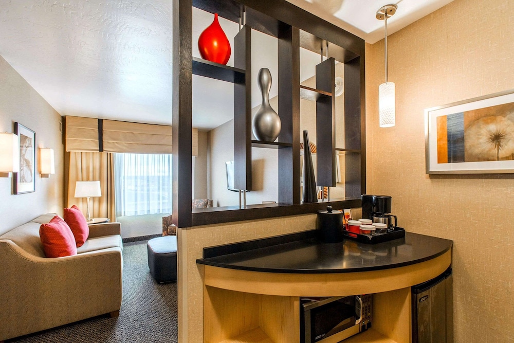 Suite, 1 King Bed with Sofa bed, Accessible, Non Smoking - Photo 3