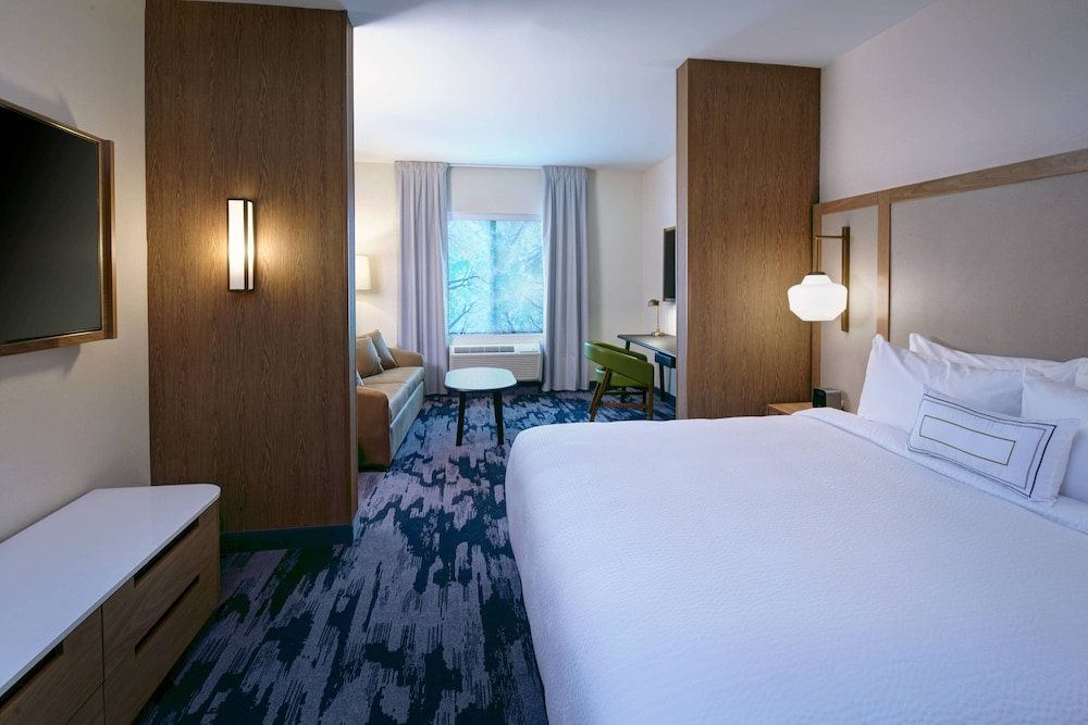 Suite, 1 King Bed with Sofa bed (Mobility/Hearing Access, Roll-In Shwr)