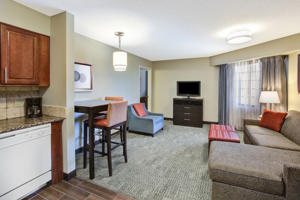 Suite, 2 Bedrooms, Kitchen - Photo 1