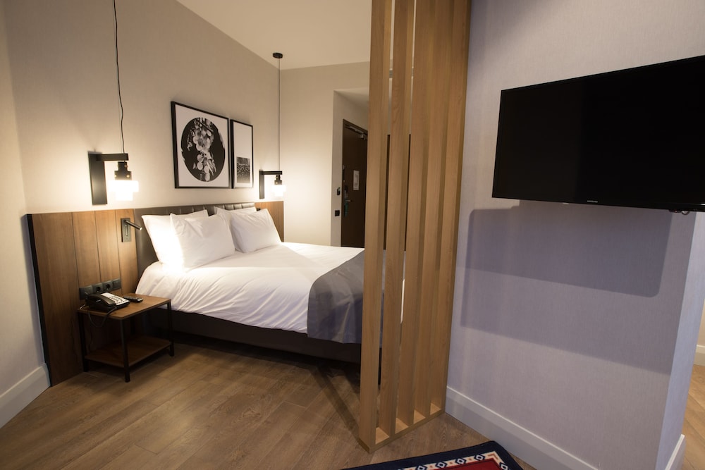Premium Room, 1 Queen Bed with Sofa bed, Balcony - Photo 3