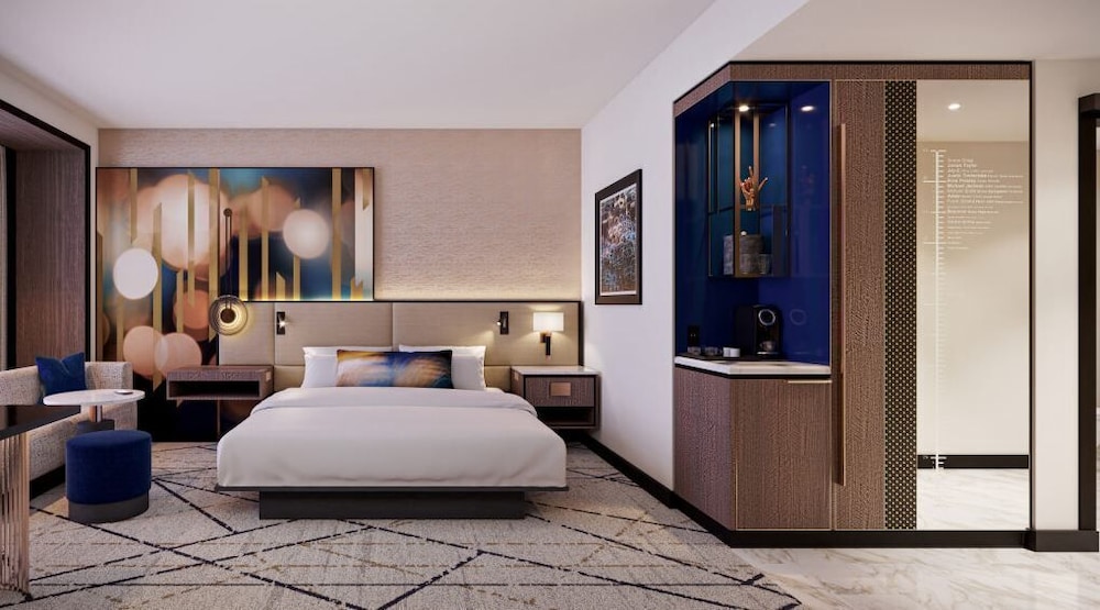 Deluxe Room, 1 King Bed photo 2