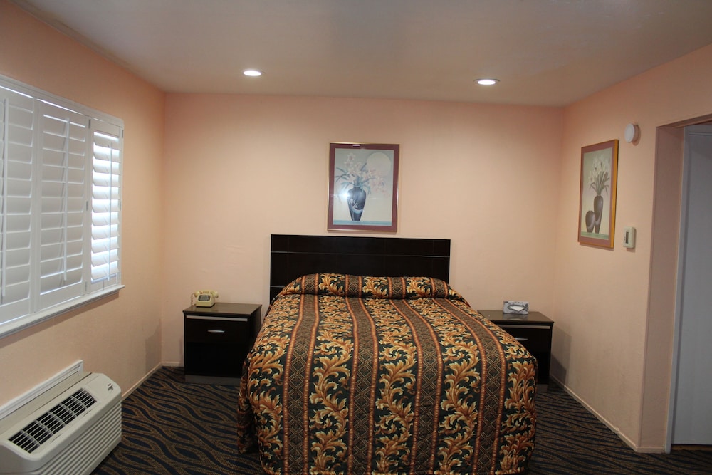 Basic Room, 1 Queen Bed, Accessible photo 3