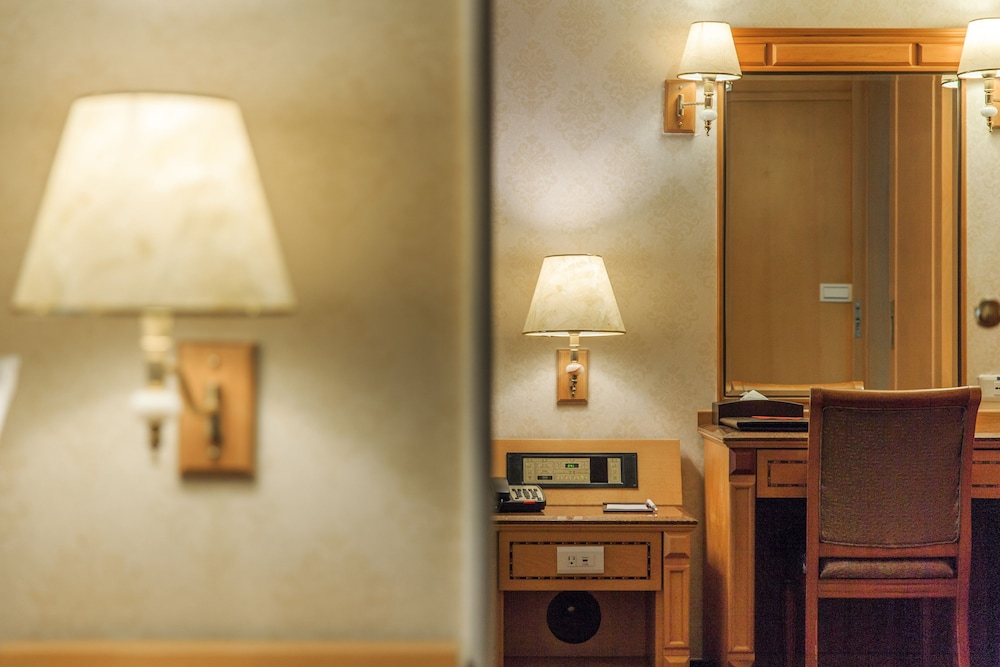 Deluxe Quadruple Room thumbnail 5