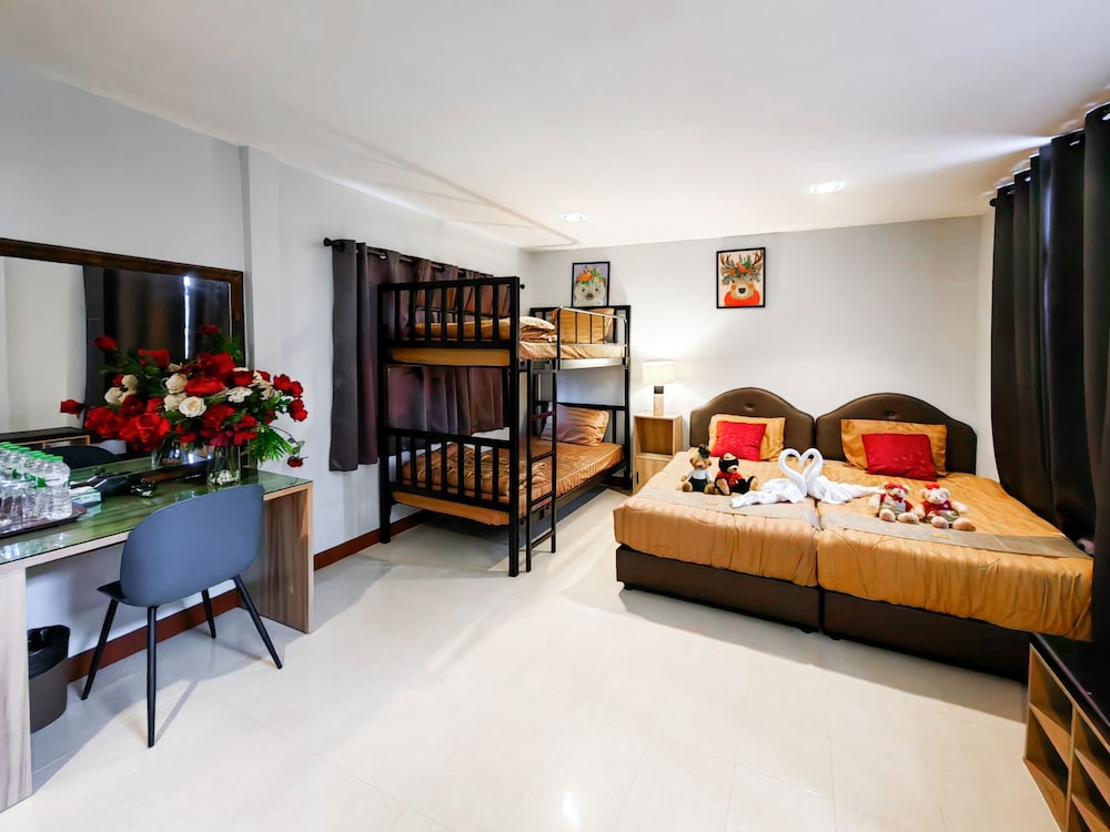 Deluxe Family Room - Photo 3