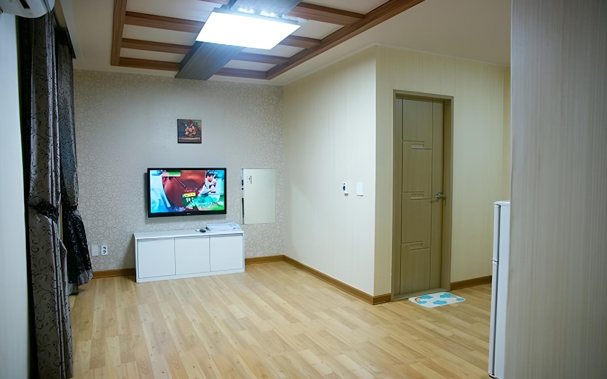 Room (46 m Two Room - Room 208) - Photo 3