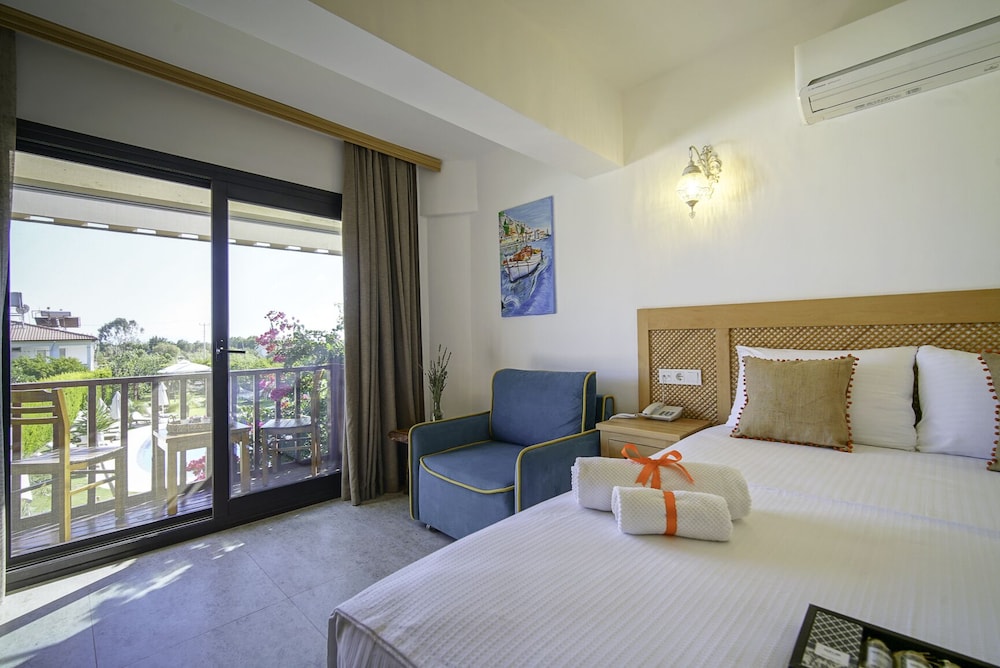 Superior Room, Pool View photo 1