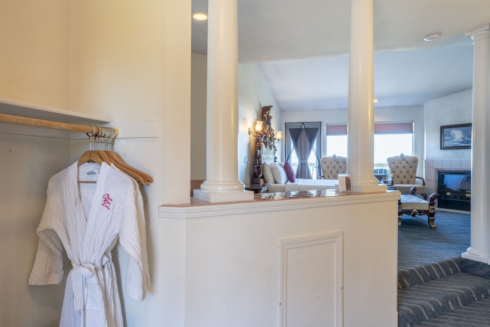 Premier Room, 1 King Bed, Jetted Tub, Ocean View photo 3