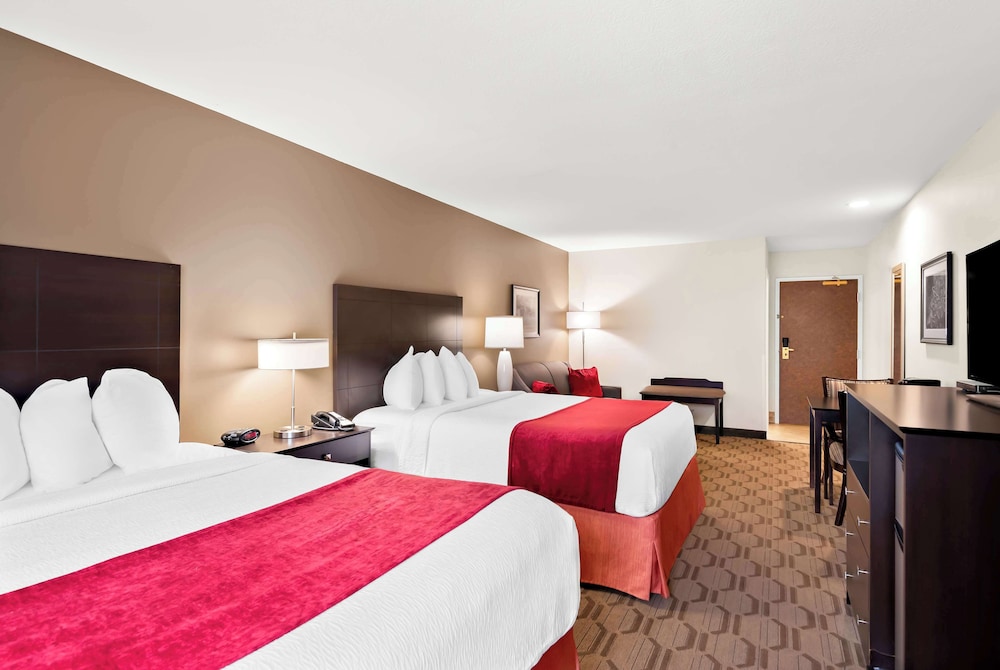 Suite, 2 Queen Beds, Non Smoking, Refrigerator & Microwave (with Single Sofabed) photo 3