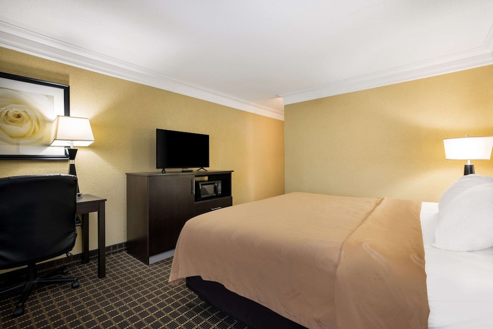 Room, 1 King Bed, Non Smoking (Upgrade) - Photo 7