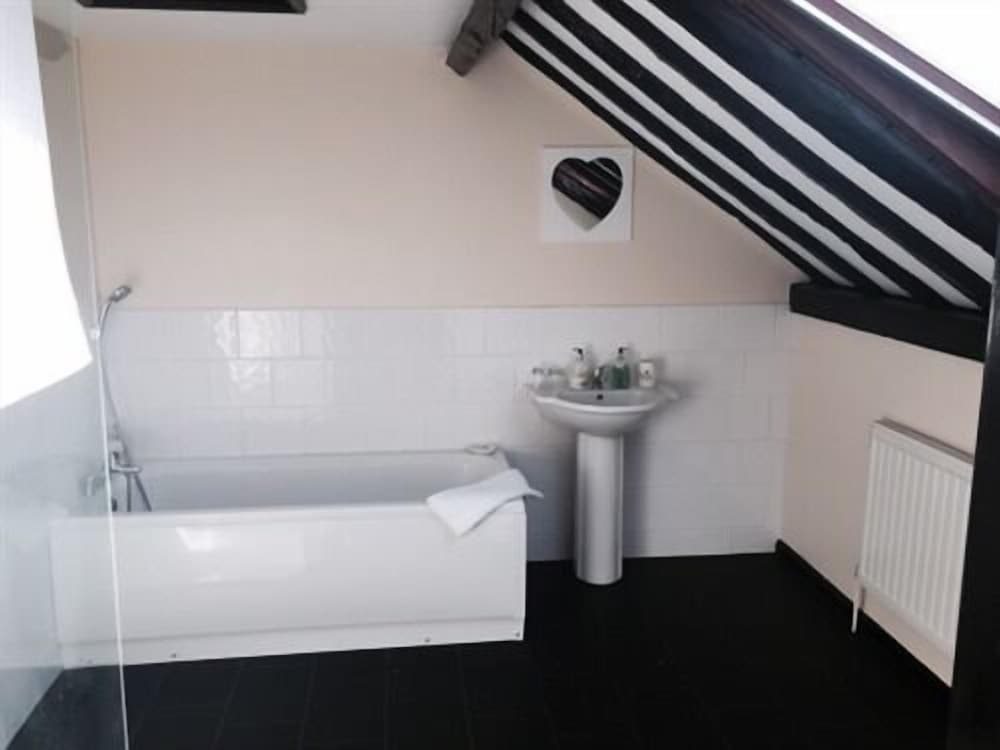 Suite, Ensuite photo 3