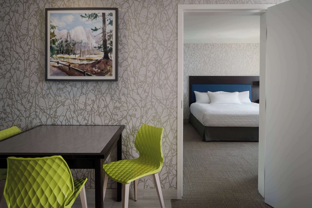 Premium Suite, 1 King Bed, Accessible, Non Smoking (Mobility, Roll-in Shower) photo 3