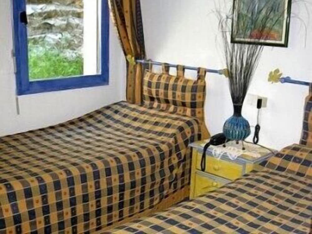 Basic Twin Room - Photo 2