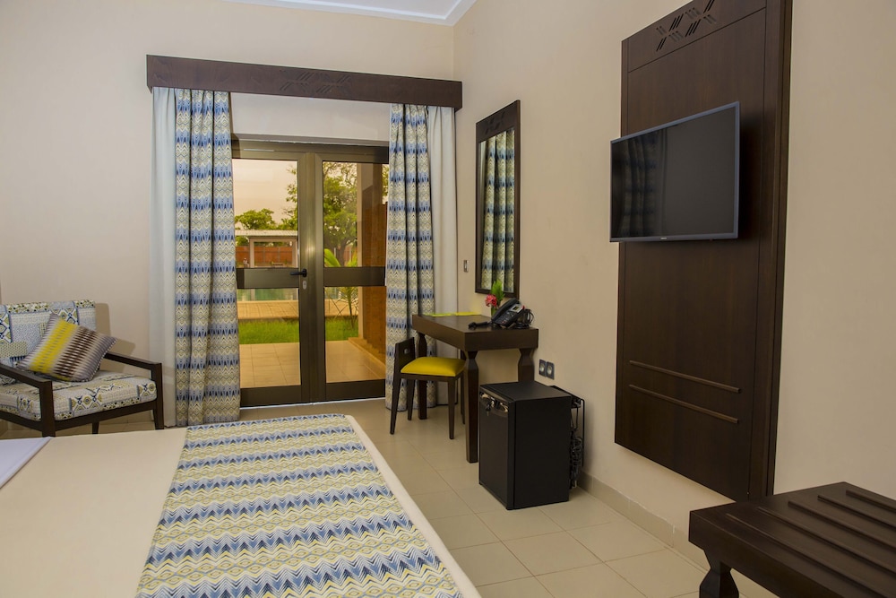 Executive Room, 1 King Bed, Non Smoking, Pool View photo 3