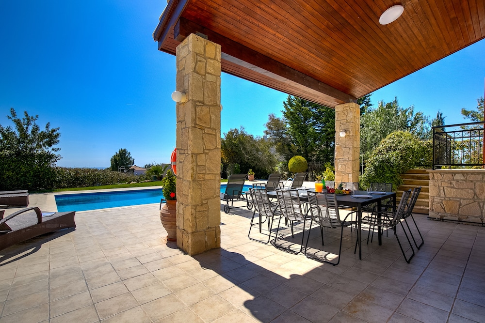 Villa photo 2