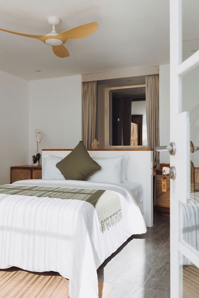 Deluxe Double Room, Pool View photo 3