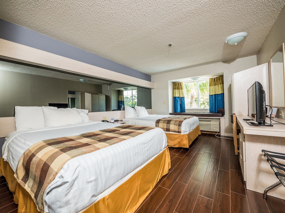 Standard Room, 2 Queen Beds - Photo 4