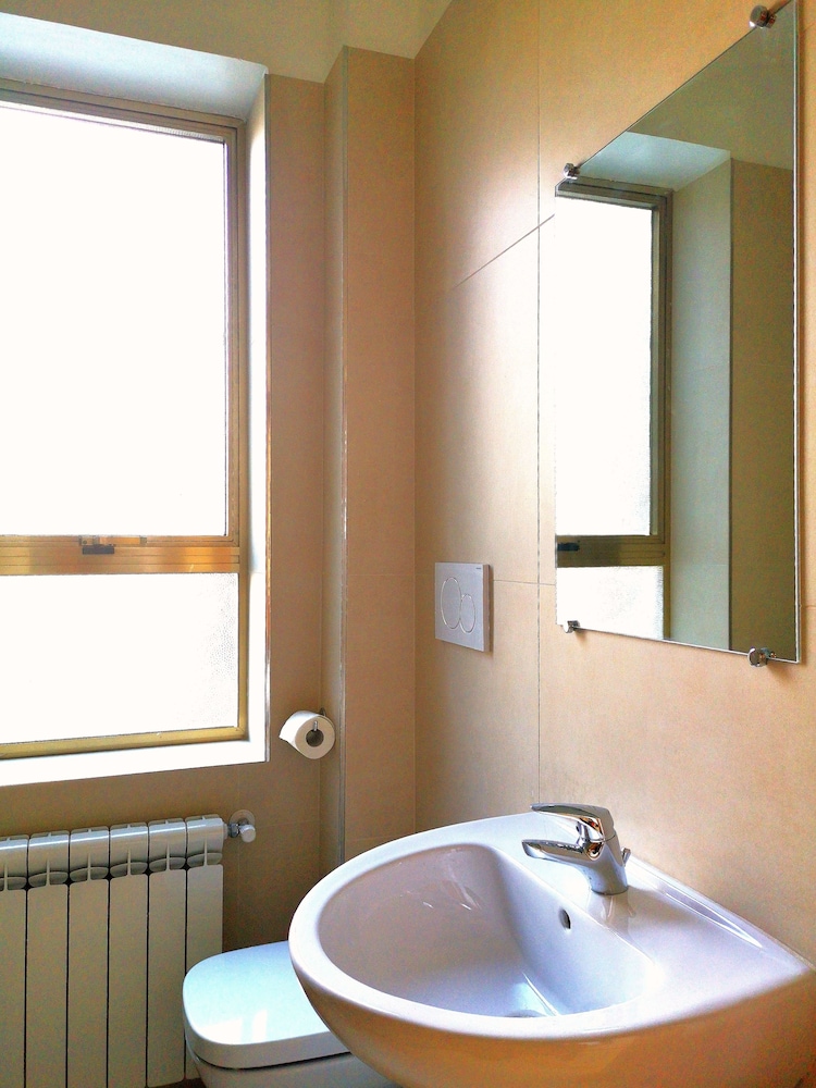 Basic Single Room, Shared Bathroom photo 2