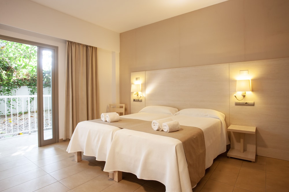 Quadruple Room, Balcony - Photo 11