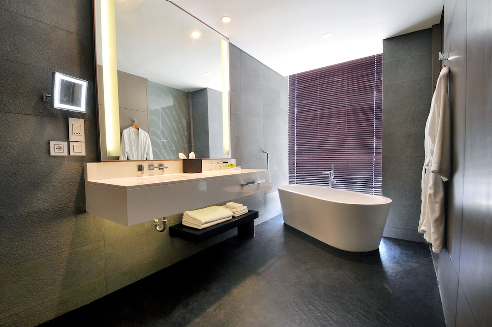 Premium Room, 2 Twin Beds, Club Lounge Access, Golf View thumbnail 6